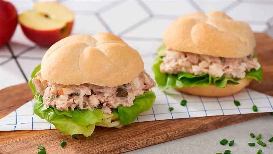 Kanapka z sałatą i tuńczykiem