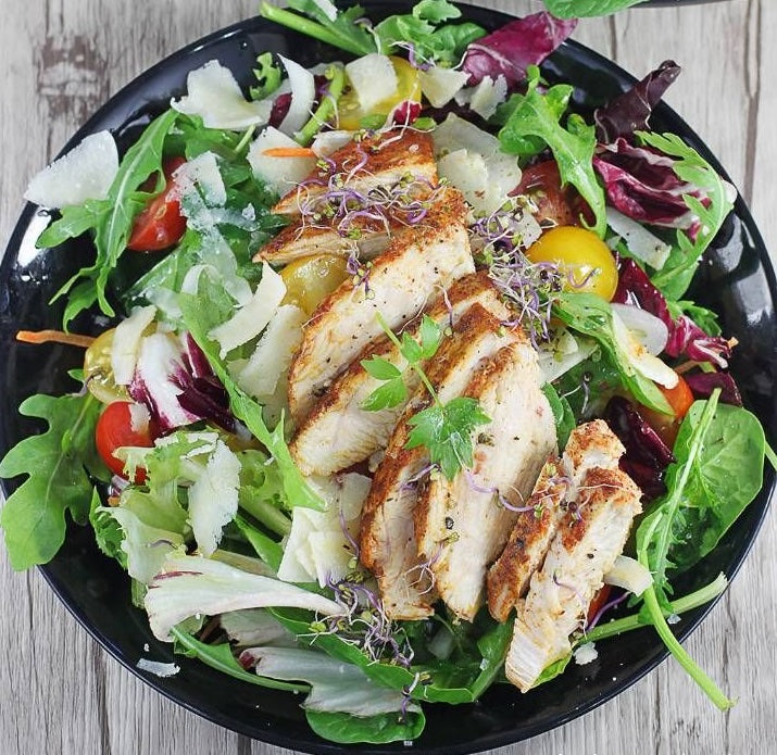 Sałatka z grillowanym kurczakiem