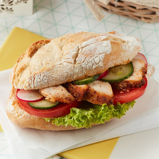 Kanapka z kurczakiem grillowanym sałatą i ogórkiem